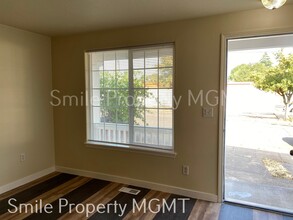 2523 SE 105th Ave in Portland, OR - Foto de edificio - Building Photo