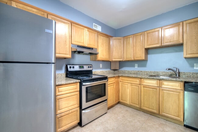 100 Chaucer Rd in Mount Laurel, NJ - Building Photo - Building Photo