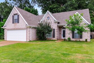 1310 Carlton Ridge Dr in Cordova, TN - Foto de edificio - Building Photo