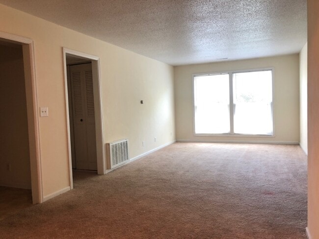 1913 W 1st St in Ankeny, IA - Foto de edificio - Building Photo