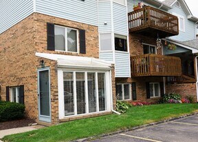 114 Pinewood Dr in Plymouth, MI - Building Photo