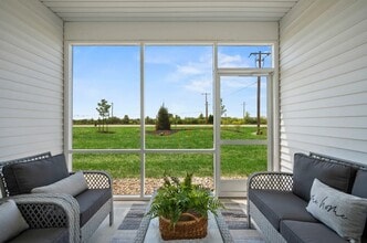 Village at Hinckley Oaks in Hinckley, OH - Foto de edificio - Building Photo