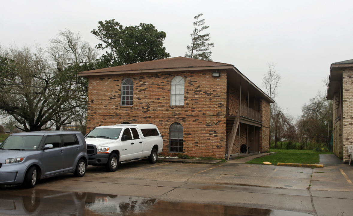 2009 Plaza Dr in Chalmette, LA - Building Photo