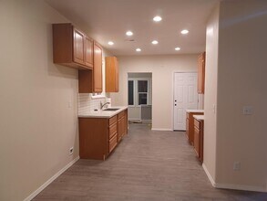 6827 NE Glisan St in Portland, OR - Building Photo - Building Photo