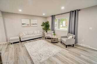 38109 Poplar Dr in Willoughby, OH - Foto de edificio - Building Photo