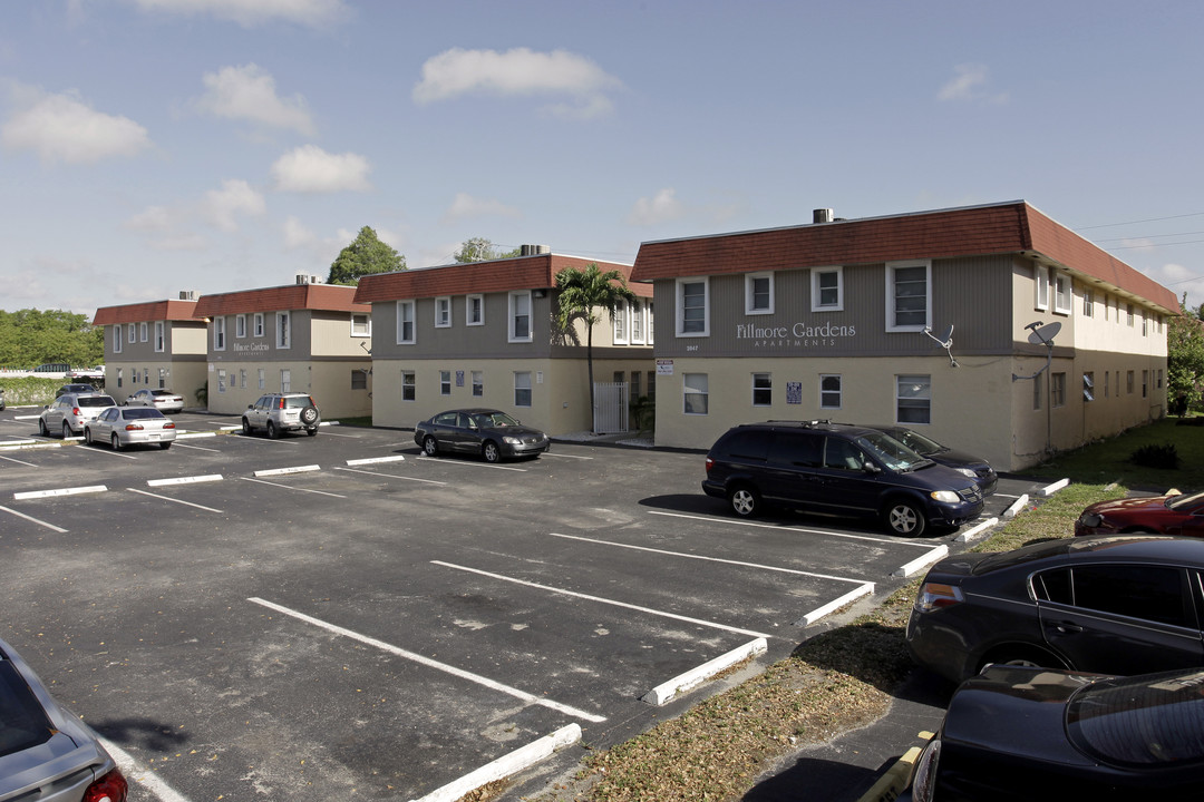 Fillmore Gardens Apartments in Hollywood, FL - Building Photo