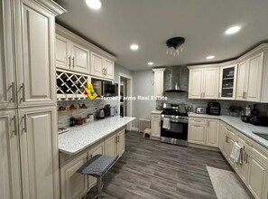 132 George St, Unit 1 in Medford, MA - Foto de edificio - Building Photo