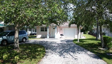 224-240 NE 22nd Ave in Pompano Beach, FL - Building Photo - Building Photo