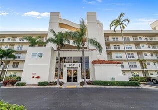6021 Bahia Del Mar Cir N, Unit 534 in St. Petersburg, FL - Foto de edificio - Building Photo
