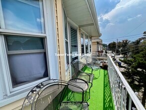 102 W Adams St, Unit 2 in Somerville, MA - Foto de edificio - Building Photo