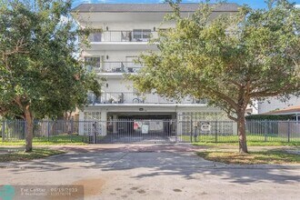 1960 Marseille Dr in Miami Beach, FL - Building Photo - Building Photo