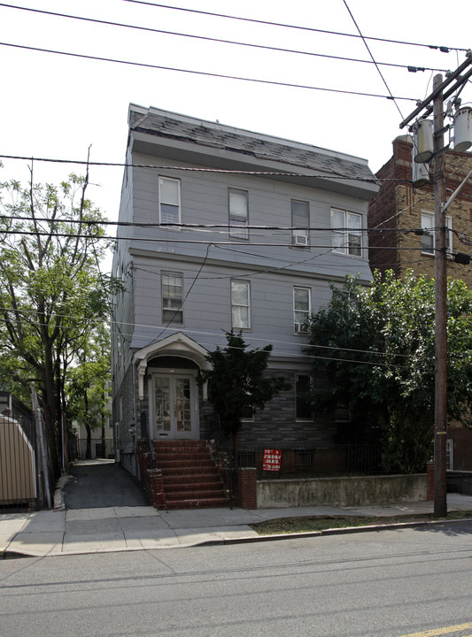 140 Clinton Pl in Newark, NJ - Building Photo