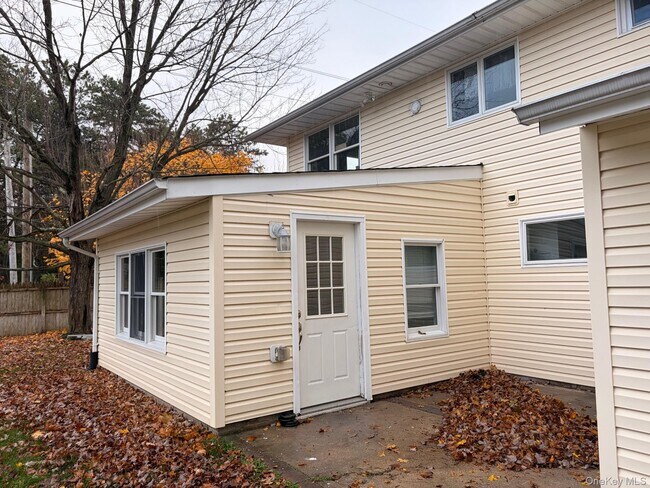 1 Gilford Ct in Melville, NY - Building Photo - Building Photo