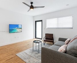 740 SW 9th St in Miami, FL - Foto de edificio - Building Photo