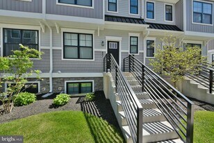 328 Walnut St in Collegeville, PA - Building Photo