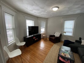 37 Cameron Ave, Unit 1 in Somerville, MA - Foto de edificio - Building Photo