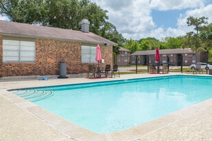 Landmark in Beaumont, TX - Building Photo