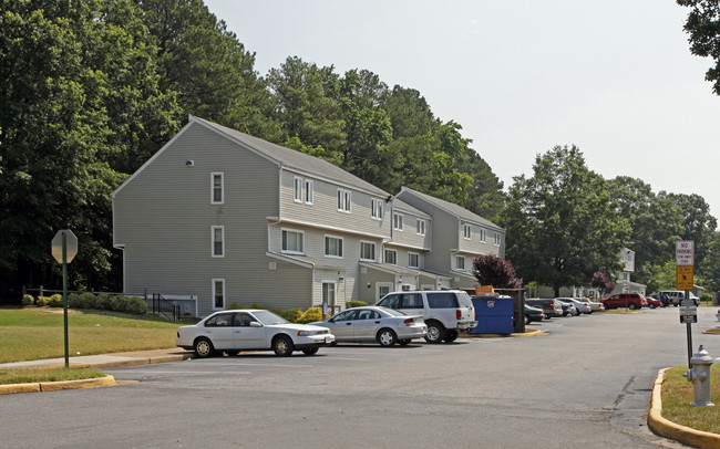 Place One Apartments in Richmond, VA - Foto de edificio - Building Photo