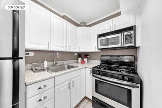 240 E 55th St in New York, NY - Building Photo - Building Photo
