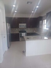 936 NE 191st St in Miami, FL - Foto de edificio - Building Photo