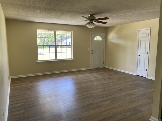 825 Kiln Ln in Hinesville, GA - Building Photo - Building Photo