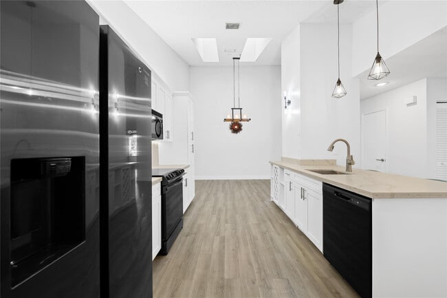 8245 NW 70th St in Tamarac, FL - Building Photo - Building Photo