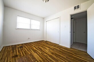 2041-43 E 75th St Chicago, IL 60649 in Chicago, IL - Foto de edificio - Building Photo