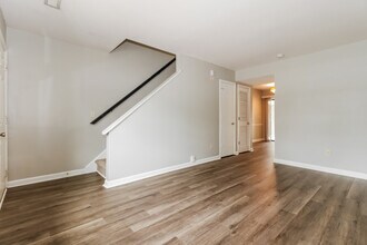 835 Von Kolnitz Rd in Mount Pleasant, SC - Foto de edificio - Building Photo