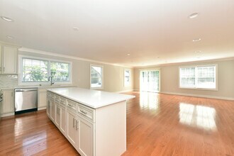 10 Dunes Ln in Port Washington, NY - Building Photo - Building Photo