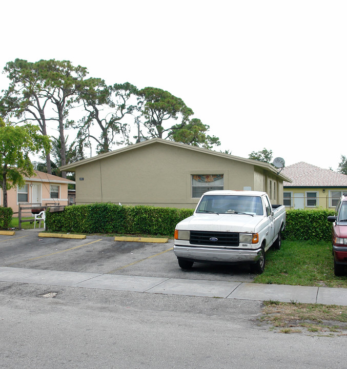 2451-2453 NW 8th Pl in Fort Lauderdale, FL - Building Photo