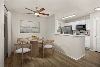 Green Valley Apartments in Chino Hills, CA - Foto de edificio - Building Photo