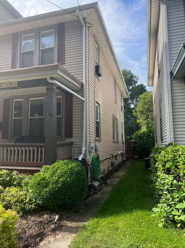 68 W Willow St in Carlisle, PA - Building Photo - Building Photo