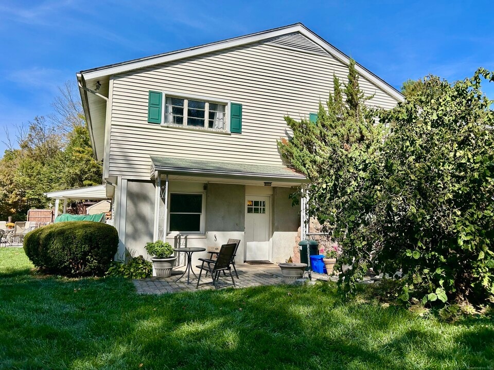 151 Washington Ave in Woodbury, CT - Building Photo