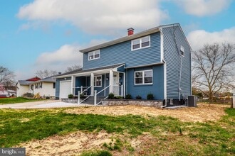 7 Walt Whitman Way in Hamilton Township, NJ - Building Photo - Building Photo
