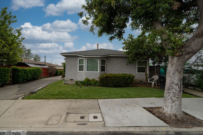 205-207 Mayflower Ave in Monrovia, CA - Foto de edificio - Building Photo