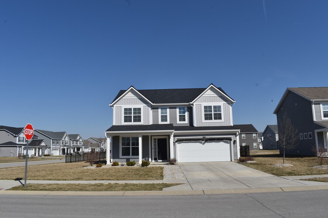 6106 Aspen Meadow Dr in Indianapolis, IN - Building Photo