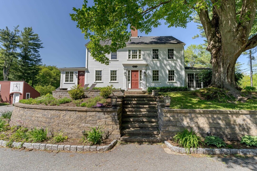 70 Woodland Rd in North Hampton, NH - Building Photo