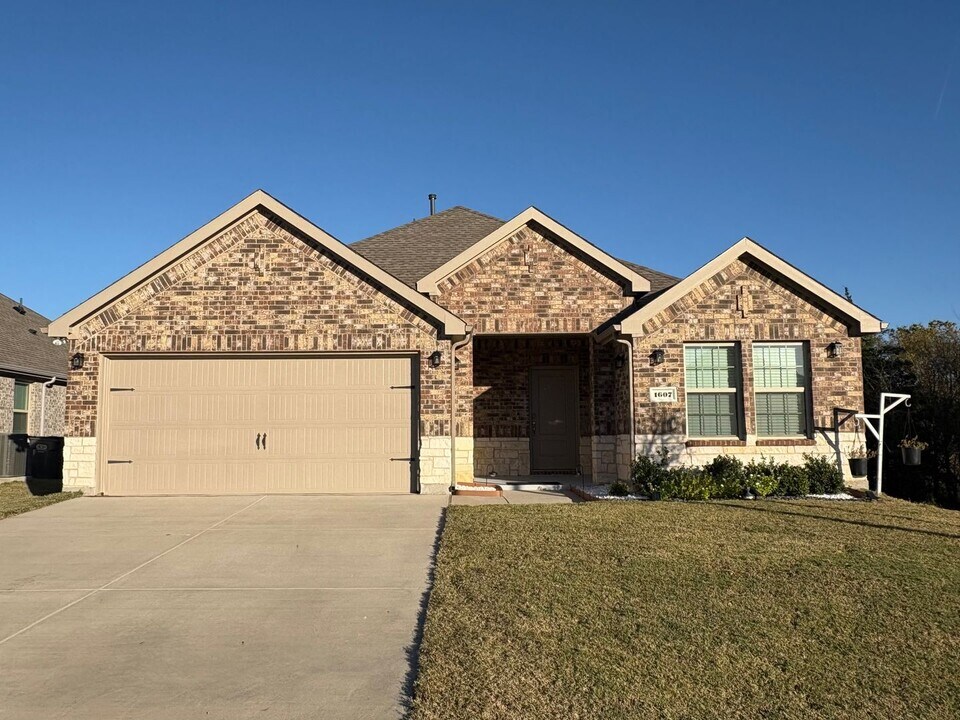 1607 Silver Landing Trail in Princeton, TX - Building Photo