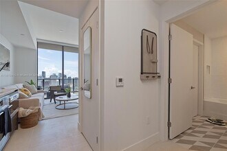 601 NE 1st Ave, Unit 5007 in Miami, FL - Foto de edificio - Building Photo