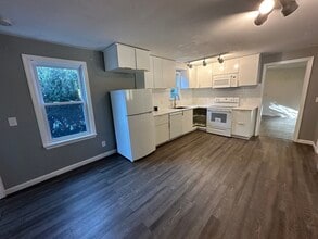 8 Pike St in Hopkinton, MA - Building Photo - Building Photo