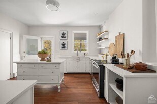 7 McKinstry Pl in Hudson, NY - Building Photo