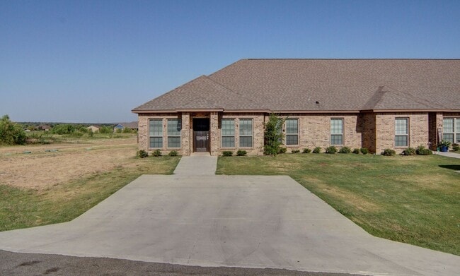 1097 Grindstone Rd in Weatherford, TX - Building Photo - Building Photo