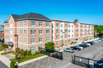 111 Glenwood Avenue in East Orange, NJ - Foto de edificio - Building Photo