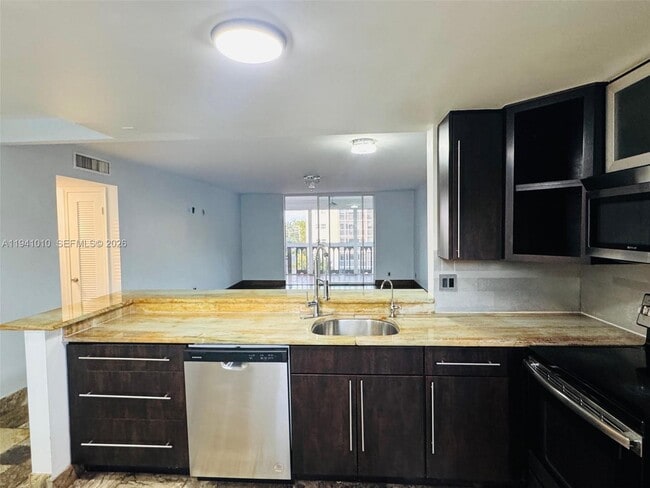 900 NE 12th Ave in Hallandale Beach, FL - Building Photo - Building Photo