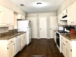 1004 Crestwood Dr in Bryan, TX - Foto de edificio - Building Photo