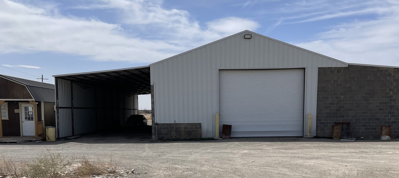 5 County Road 133 in Pecos, TX - Building Photo