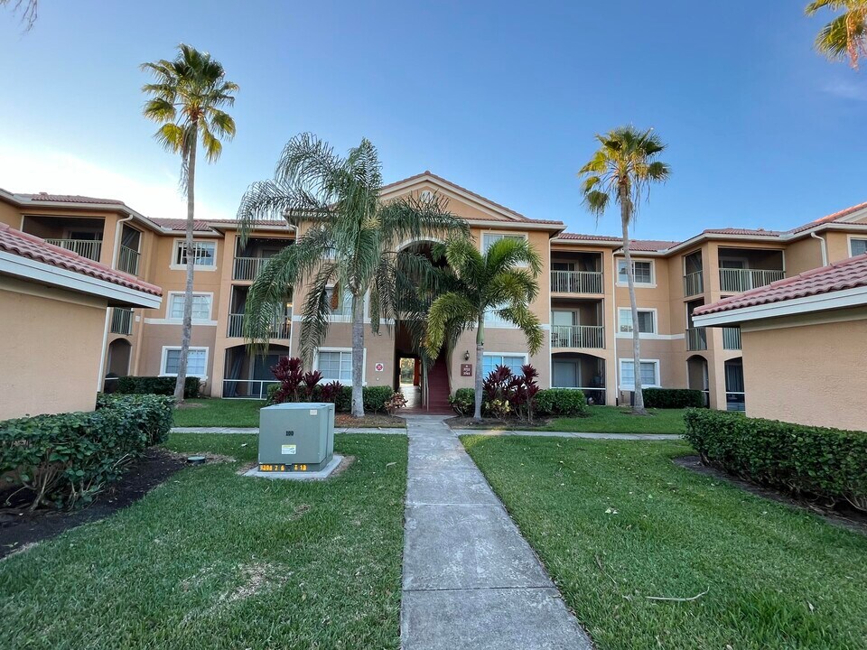 3736 NW Mediterranean Ln in Jensen Beach, FL - Building Photo