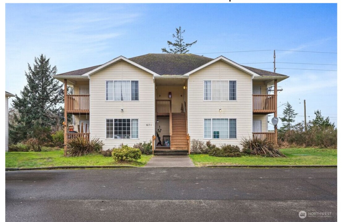671 Sunset Ave NE in Ocean Shores, WA - Building Photo