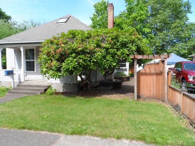 513 S Howard St in Newberg, OR - Building Photo - Building Photo