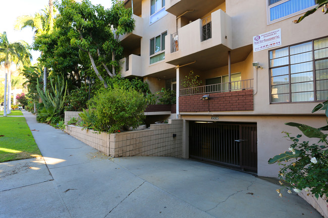 1532 N Hayworth Ave in Los Angeles, CA - Foto de edificio - Building Photo